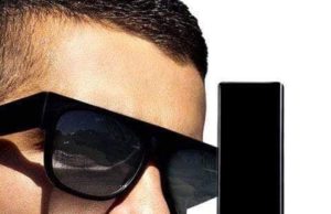 De-a râsu’-plânsu’: S-a lansat în România primul ruj pentru bărbaţi