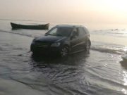 Şofer cu Mercedes blocat în mare, în Mamaia: ‘Dacă îţi dau două capace, mai filmezi?’
