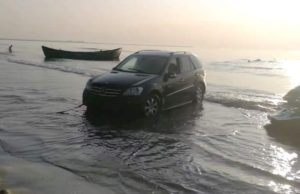 Şofer cu Mercedes blocat în mare, în Mamaia: ‘Dacă îţi dau două capace, mai filmezi?’