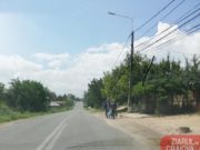 Localitate aflată la doar 10 km de Craiova, unde staţiile de autobuz sunt în bălării, iar trotuarele sunt inexistente. Localnicii merg pe drumul naţional laolaltă cu maşinile