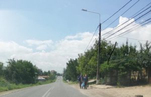 Localitate aflată la doar 10 km de Craiova, unde staţiile de autobuz sunt în bălării, iar trotuarele sunt inexistente. Localnicii merg pe drumul naţional laolaltă cu maşinile
