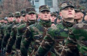 Serviciul militar obligatoriu, reintrodus după 13 ani. Primii tineri vor fi înrolaţi în septembrie, autorităţile încep recensământul