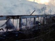Bunică şi nepot, rămaşi sub cerul liber după ce casa a fost a distrusă într-un incendiu. Copilul este orfan de tată şi este crescut de bunică