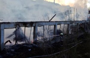 Bunică şi nepot, rămaşi sub cerul liber după ce casa a fost a distrusă într-un incendiu. Copilul este orfan de tată şi este crescut de bunică