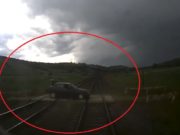 Imagini şocante cu momentul în care şoferul din Cluj a forţat trecerea peste şine şi maşina a fost spulberată de tren