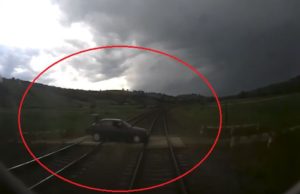 Imagini şocante cu momentul în care şoferul din Cluj a forţat trecerea peste şine şi maşina a fost spulberată de tren
