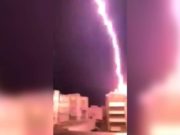 VIDEO | Momentul în care un fulger loveşte un bloc din Salonic, în Grecia