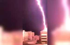 VIDEO | Momentul în care un fulger loveşte un bloc din Salonic, în Grecia