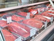 Alimente care favorizează apariţia cancerului: „Carnea, ca să fie frumoasă, se dă cu nitriţi“. Fructele şi legumele, bune doar dacă nu sunt tratate chimic