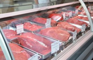 Alimente care favorizează apariţia cancerului: „Carnea, ca să fie frumoasă, se dă cu nitriţi“. Fructele şi legumele, bune doar dacă nu sunt tratate chimic