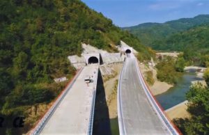 Lecția sârbilor. O autostradă-gigant prin munți este aproape gata, fără bani de la UE