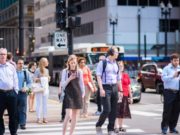 Fenomenul smombie ia amploare. Cei mai afectați sunt tinerii cu vârste cuprinse între 18 şi 43 de ani