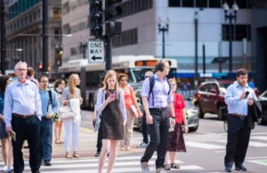 Fenomenul smombie ia amploare. Cei mai afectați sunt tinerii cu vârste cuprinse între 18 şi 43 de ani