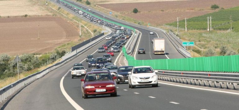 Ce banda folosesti pe autostrada, unu sau doi? Iata cum spun politistii ca este corect!