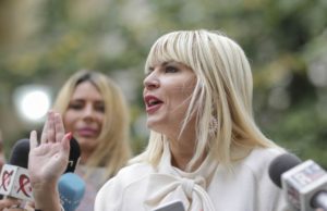 Elena Udrea s-a întors. Ce o aşteaptă acasă
