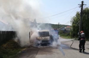 I-a luat foc mașina în drum spre service