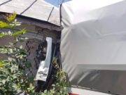 Un tir a intrat într-o casă la Brădești