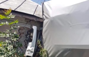 Un tir a intrat într-o casă la Brădești