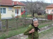 Bătrâna de 83 de ani care lucrează ca îngrijitoare la grădiniţă vrea să-şi continue activitatea. „M-au rugat părinţii şi copiii să rămân“