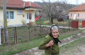 Bătrâna de 83 de ani care lucrează ca îngrijitoare la grădiniţă vrea să-şi continue activitatea. „M-au rugat părinţii şi copiii să rămân“