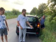 FOTO | Preotul Ghenadie Văluță, surprins târând pe asfalt un câine legat cu lanț de o mașină: Cum își explică gestul