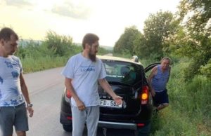 FOTO | Preotul Ghenadie Văluță, surprins târând pe asfalt un câine legat cu lanț de o mașină: Cum își explică gestul