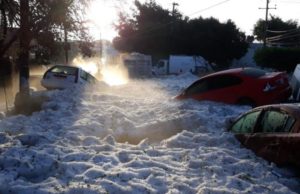 Străzile dintr-un oraș mexican acoperite cu un strat de 1,5 metri de gheață, la 30 de grade Celsius