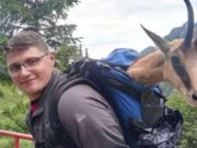 Salvare inedită. Capră neagră cu piciorul rupt, dusă la medic în rucsac