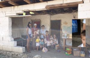 O familie cu opt copii și mama grav bolnavă, din județul Constanța, are nevoie de ajutor! O familie cu opt copii are nevoie de ajutor urgent, iar reprezentanții Asociației United Hands România a demarat o campanie pentru sprijinirea acestora. Familia locuiește, în prezent, într-o casă din comuna Deleni, în condiții improprii.