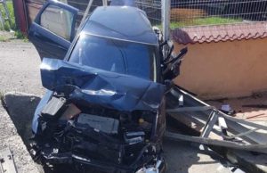 Fetiţă lăsată singură în maşină, scapă miraculos după ce un TIR a intrat cu viteză în ea