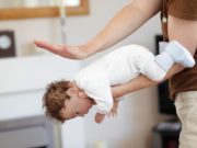 Sfaturi cruciale pentru părinți: Manevrele care salvează viața copiilor în caz de sufocare