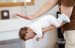 Sfaturi cruciale pentru părinți: Manevrele care salvează viața copiilor în caz de sufocare