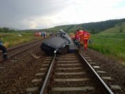 VIDEO | Momentul în care o maşină este zdrobită la impactul cu un tren. Ce s-a întâmplat cu pasagerii autoturismului târât 50 de metri pe şine