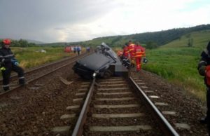VIDEO | Momentul în care o maşină este zdrobită la impactul cu un tren. Ce s-a întâmplat cu pasagerii autoturismului târât 50 de metri pe şine