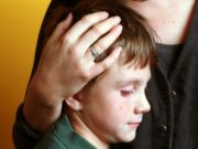 O mămică româncă din Italia s-a făcut scut pentru copil, încasând zeci de lovituri, în timp ce soţul ei îi bătea pe amândoi cu bastonul