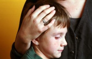 O mămică româncă din Italia s-a făcut scut pentru copil, încasând zeci de lovituri, în timp ce soţul ei îi bătea pe amândoi cu bastonul