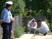 O femeie din Suceava şi-a îngropat un copil în curtea casei