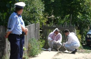 O femeie din Suceava şi-a îngropat un copil în curtea casei