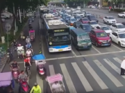 VIDEO | Cum îl trece strada un poliţist pe un bătrânel surprins de culoarea roşie a semaforului