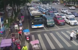 VIDEO | Cum îl trece strada un poliţist pe un bătrânel surprins de culoarea roşie a semaforului