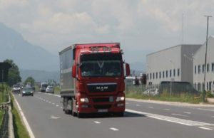 Camioanele nu circulă până duminică pe cele mai importante drumuri din ţară. Restricţii de circulaţie