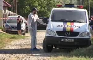 Dublă crimă la Vaslui. Soţ şi soţie ucişi în casă, autorul a făcut să pară că cei doi s-au omorât între ei