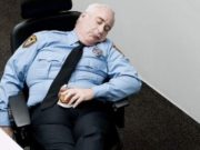 Paznici din Buzău găsiţi sforăind în post, sau beţi. Razie în judeţ