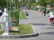 Un bărbat înarmat cu două cuţite a alergat doi copii în Parcul Tineretului