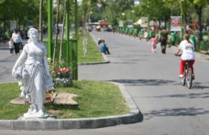 Un bărbat înarmat cu două cuţite a alergat doi copii în Parcul Tineretului