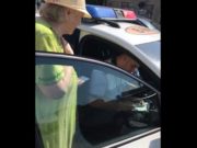 O doamnă de 81 de ani, amendată că a traversat prea încet şi s-a făcut roşu când era la mijlocul străzii