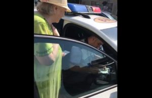 Cazul bătrânei amendate pentru că a traversat strada prea încet a revoltat internetul