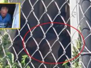 Criminalul din Caracal se relaxează în timp ce anchetatorii îi percheziţionează casa