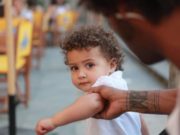 Alertă în Mangalia din cauza unui bărbat care răpeşte copii: ‘L-a luat de mână şi pleca cu el’