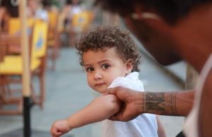 Alertă în Mangalia din cauza unui bărbat care răpeşte copii: ‘L-a luat de mână şi pleca cu el’